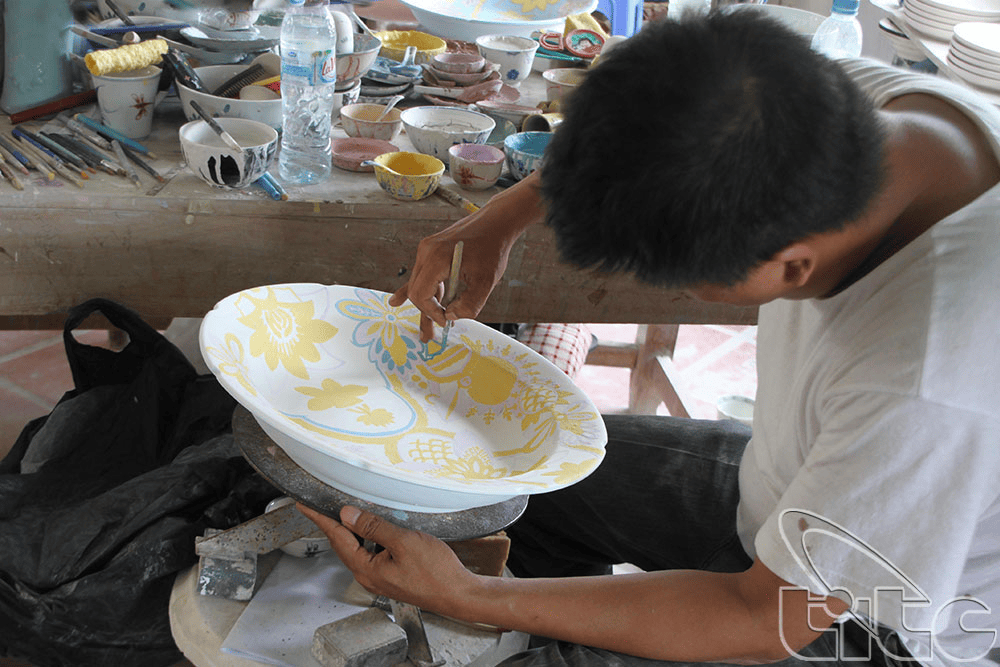 Tại đây, các nghệ nhân lành nghề sản xuất gốm sứ chất lượng cao với đôi bàn tay điêu luyện (Nguồn: Cục Du lịch Quốc gia Việt Nam)